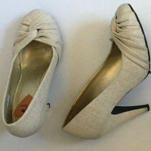 ISO Rocket Dog Cream/Ivory/Natural Fabric Pumps, sz8